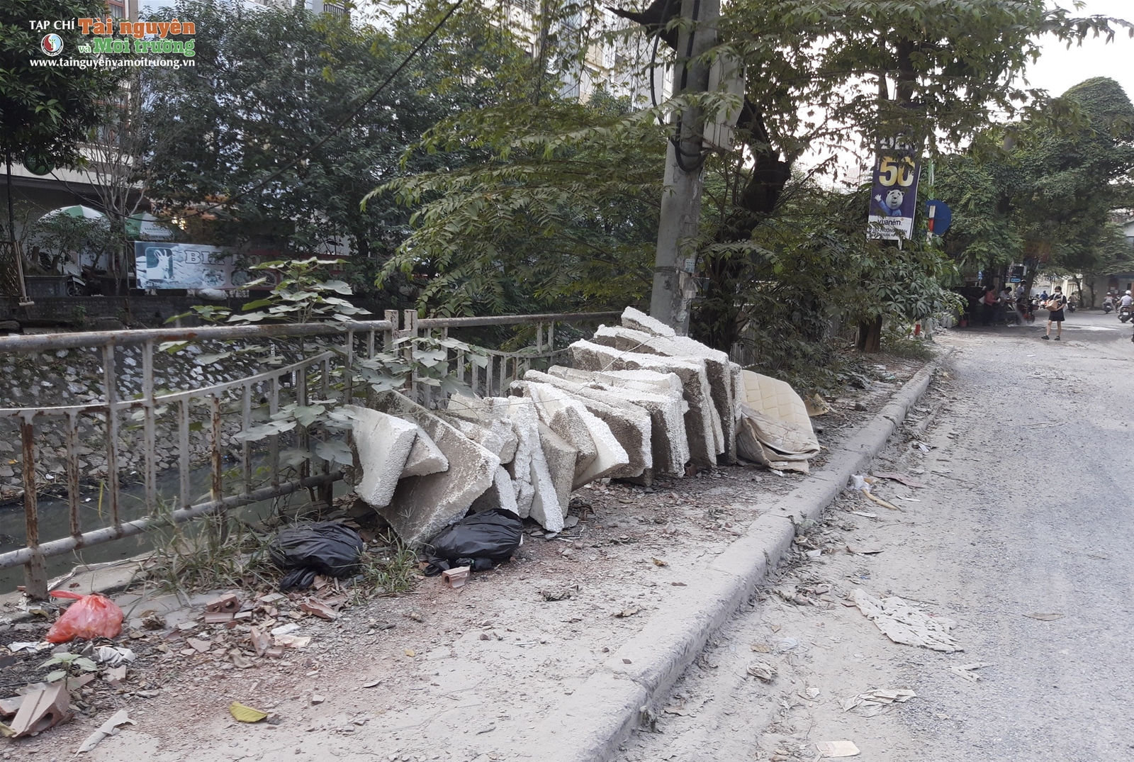 Nhếch nhác ô nhiễm vỉa hè, bốc mùi hôi thối ven sông Lừ tại ngõ 120 Trường Chinh, Hà Nội