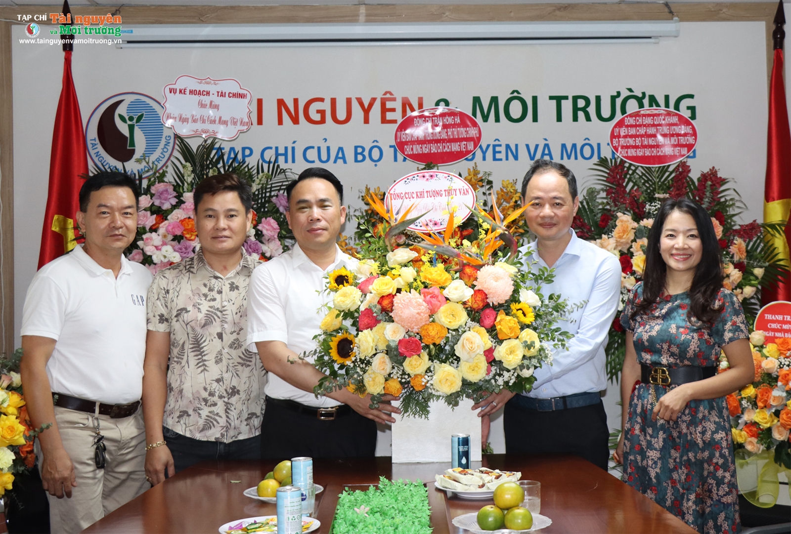 Nhiều đơn vị chúc mừng Tạp chí Tài nguyên và Môi trường nhân Ngày Báo chí cách mạng Việt Nam.