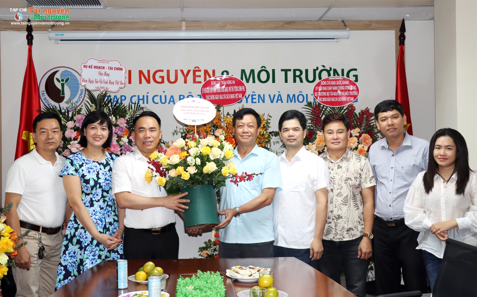 Nhiều đơn vị chúc mừng Tạp chí Tài nguyên và Môi trường nhân Ngày Báo chí cách mạng Việt Nam.