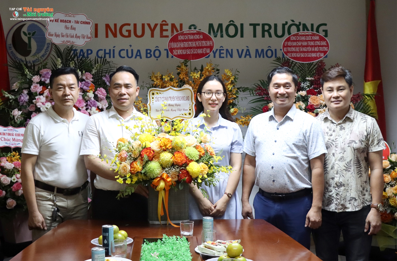 Nhiều đơn vị chúc mừng Tạp chí Tài nguyên và Môi trường nhân Ngày Báo chí cách mạng Việt Nam.