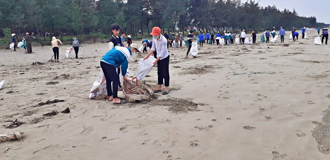 Vợ chồng cùng nhau đi nhặt rác, truyền cảm hứng cho nhiều người