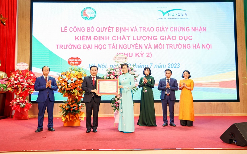 Trường Đại học Tài nguyên và Môi trường Hà Nội nhận Giấy chứng nhận kiểm định chất lượng cơ sở giáo dục chu kỳ 2