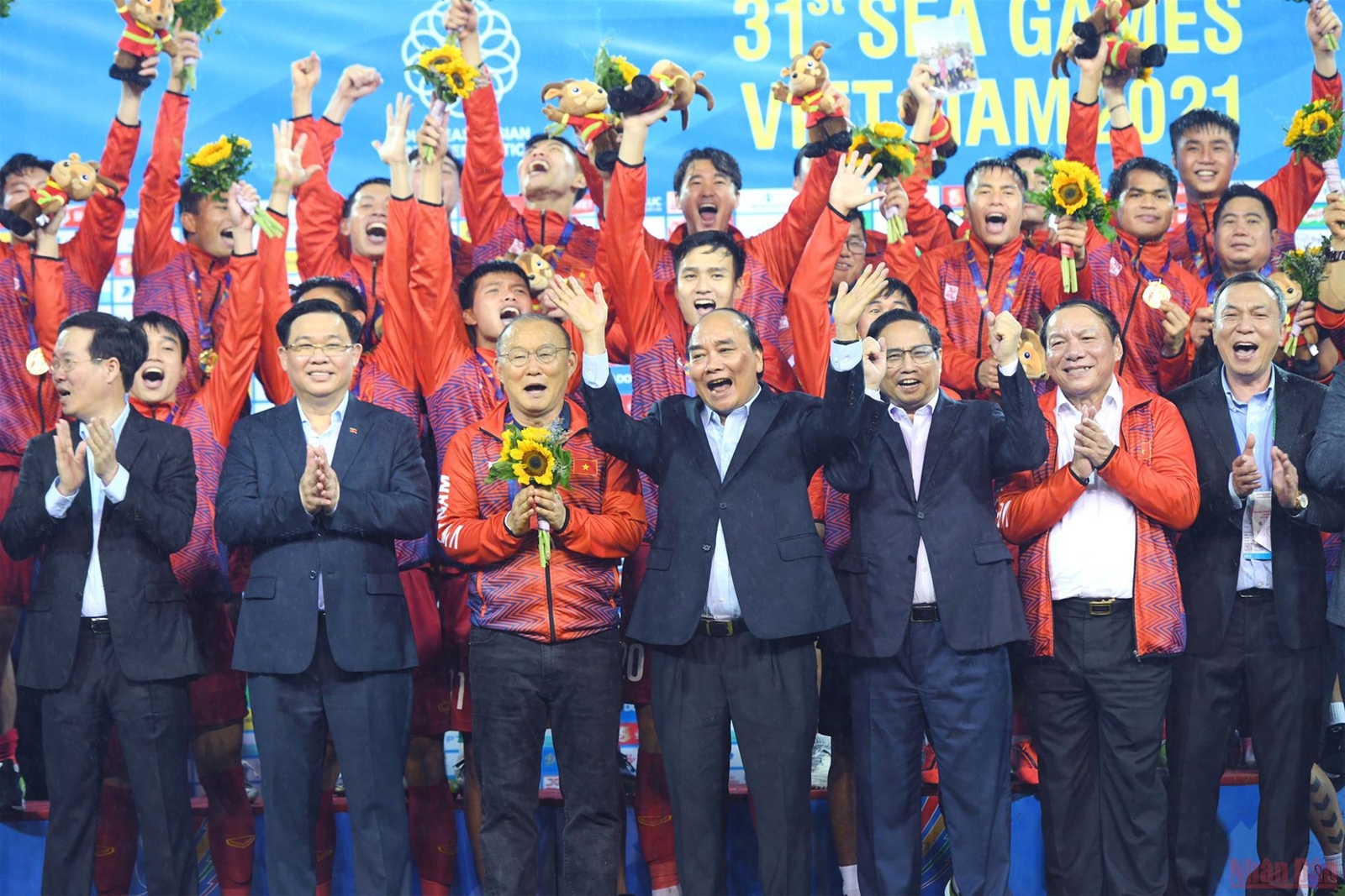 Khoảnh khắc tuyệt vời tại lễ trao Huy chương Vàng bóng đá nam SEA Games 31