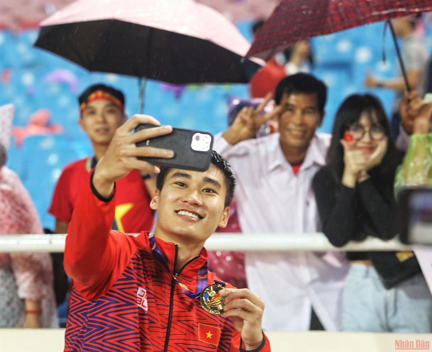 Khoảnh khắc tuyệt vời tại lễ trao Huy chương Vàng bóng đá nam SEA Games 31