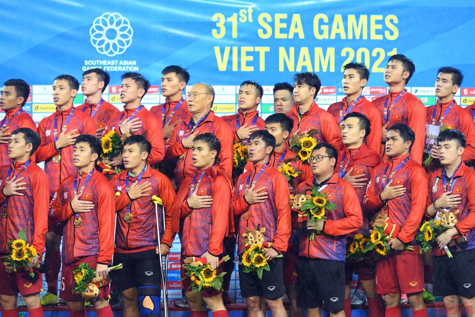 Khoảnh khắc tuyệt vời tại lễ trao Huy chương Vàng bóng đá nam SEA Games 31