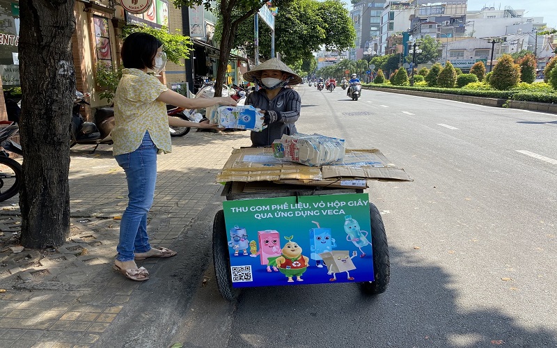 Vỏ hộp giấy Tetra Pak sau khi sử dụng sẽ được thu gom qua ứng dụng VECA trên điện thoại thông minh