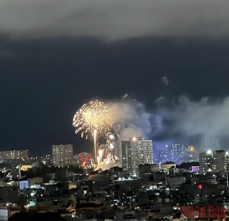 Mãn nhãn với màn bắn pháo hoa mừng 47 năm Ngày thống nhất đất nước