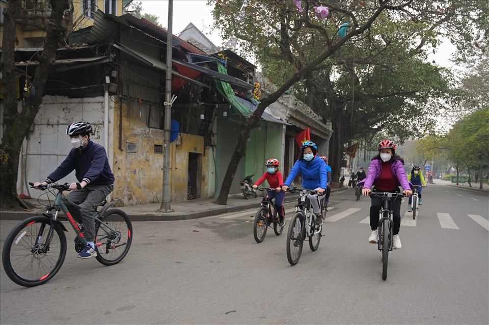 Hà Nội: Người dân Thủ đô xuống phố, sống lạc quan giữa mùa dịch