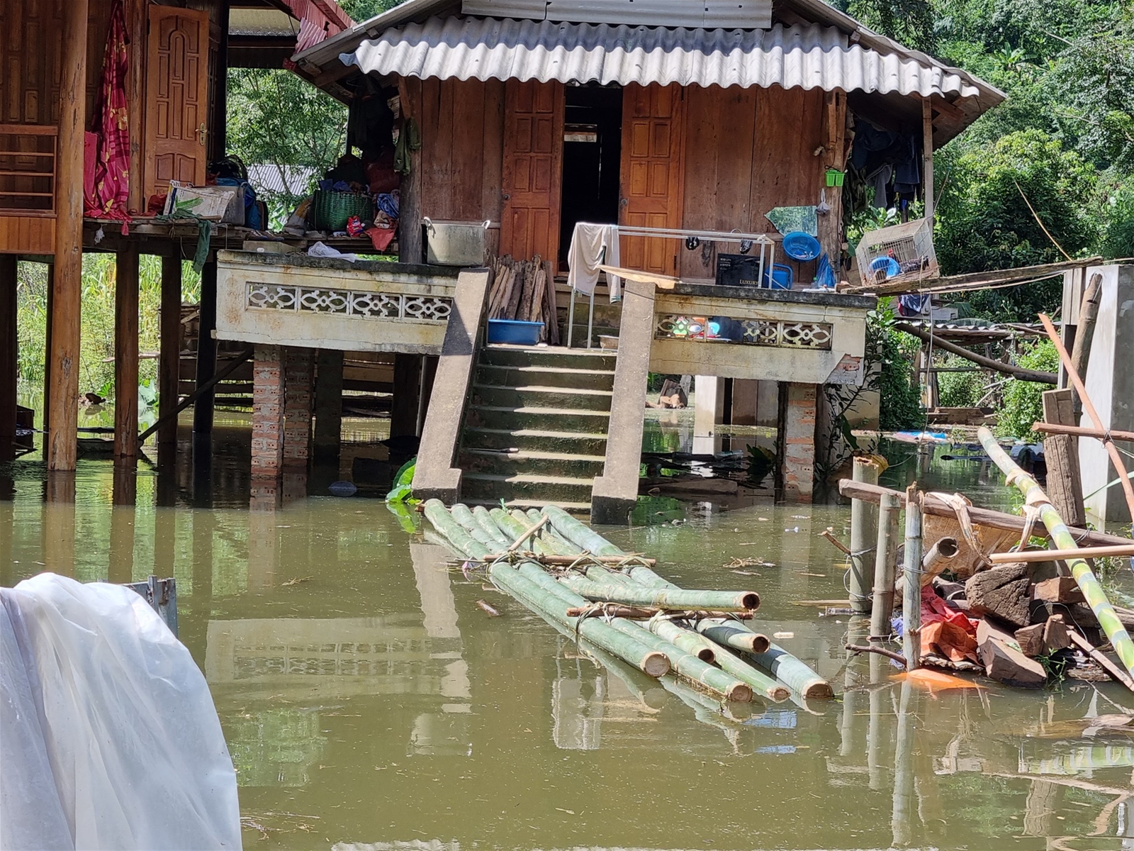 Hàng chục hộ dân bị ngập úng kéo dài giữa lòng TP.Sơn La