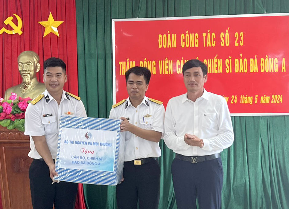 Đoàn Công tác Bộ Tài nguyên và môi trường thăm đảo Trường Sa