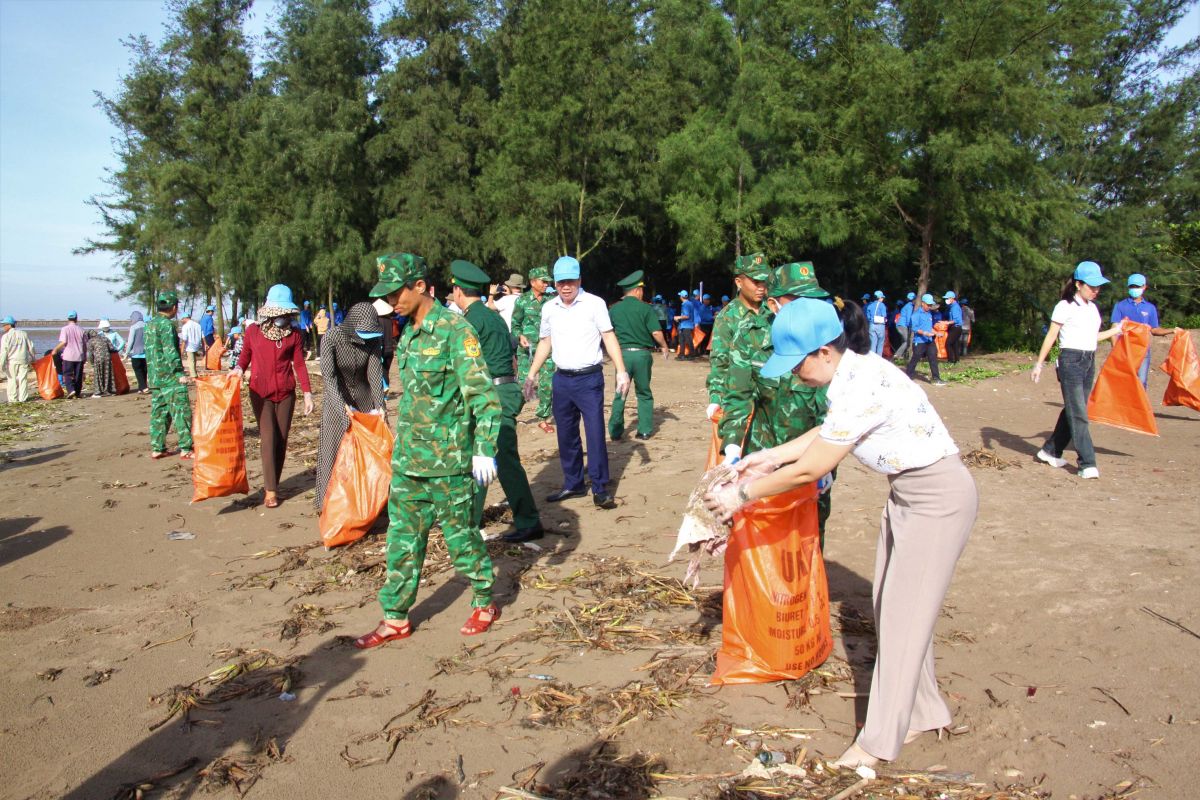 Ninh Bình: Tổ chức ra quân dọn rác làm sạch biển Cồn Nổi