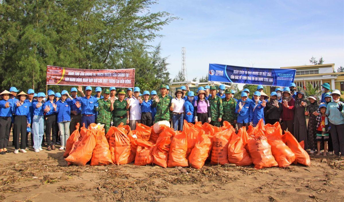 Ninh Bình: Tổ chức ra quân dọn rác làm sạch biển Cồn Nổi