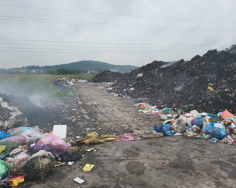 Tiên Du - Bắc Ninh: Bãi tập kết rác thải đốt lộ thiên gây ô nhiễm môi trường