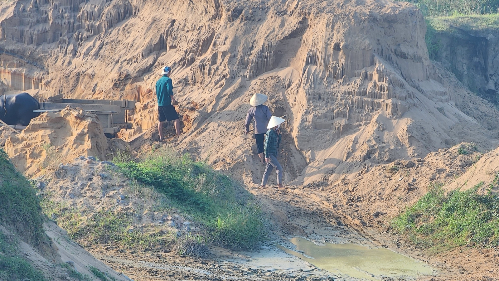 Thọ Xuân (Thanh Hóa): Bờ sông Chu tan hoang do khai thác cát trái phép