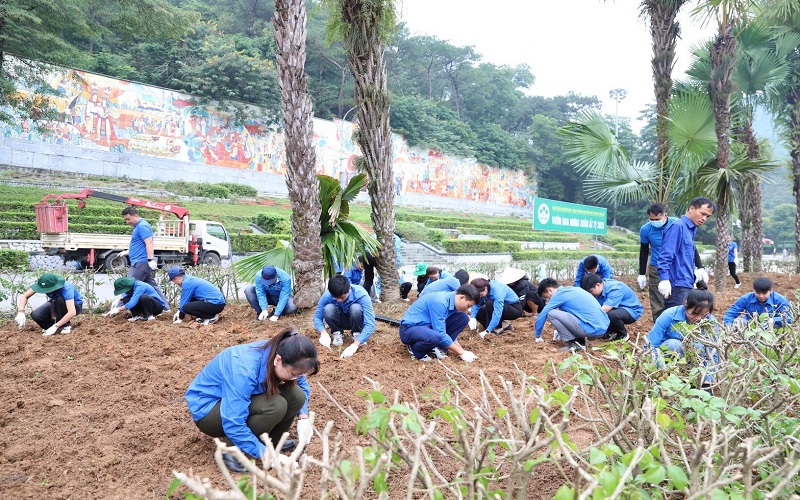 Supe Lâm Thao tổ chức Chương trình trồng hoa mừng xuân Ất Tỵ tại Khu Di tích lịch sử Đền Hùng