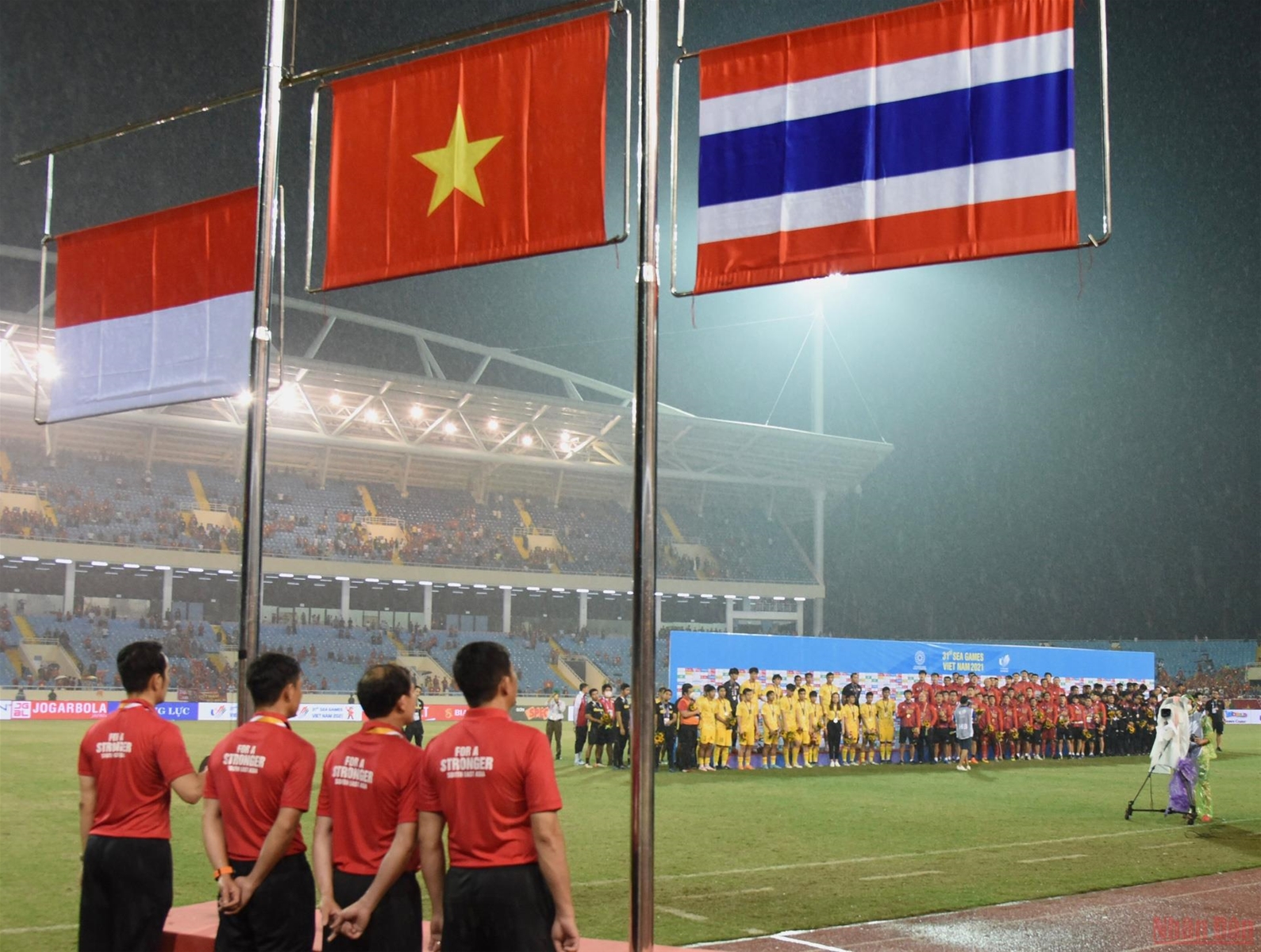 Khoảnh khắc tuyệt vời tại lễ trao Huy chương Vàng bóng đá nam SEA Games 31