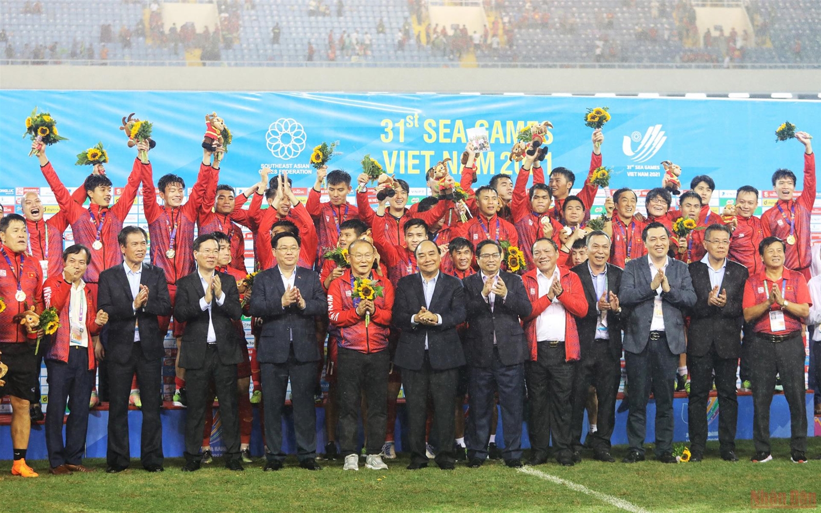 Khoảnh khắc tuyệt vời tại lễ trao Huy chương Vàng bóng đá nam SEA Games 31