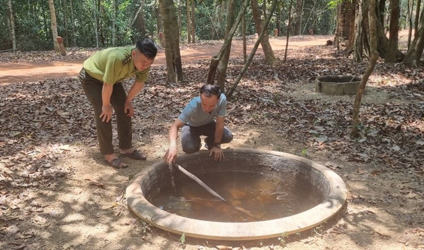 Xây bể chứa nước, bổ sung muối khoáng 'chống khát' cho thú rừng