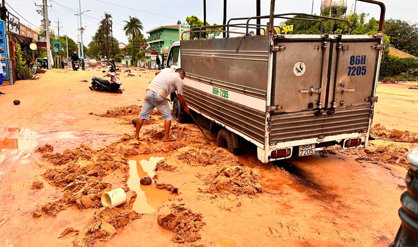 Bình Thuận: Khẩn trương khắc phục sự cố cát tràn trên tuyến đường du lịch ở Phan Thiết