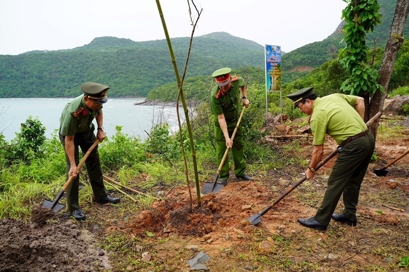 Trồng bổ sung hơn 4.000 cây xanh tại Vườn Quốc gia Côn Đảo