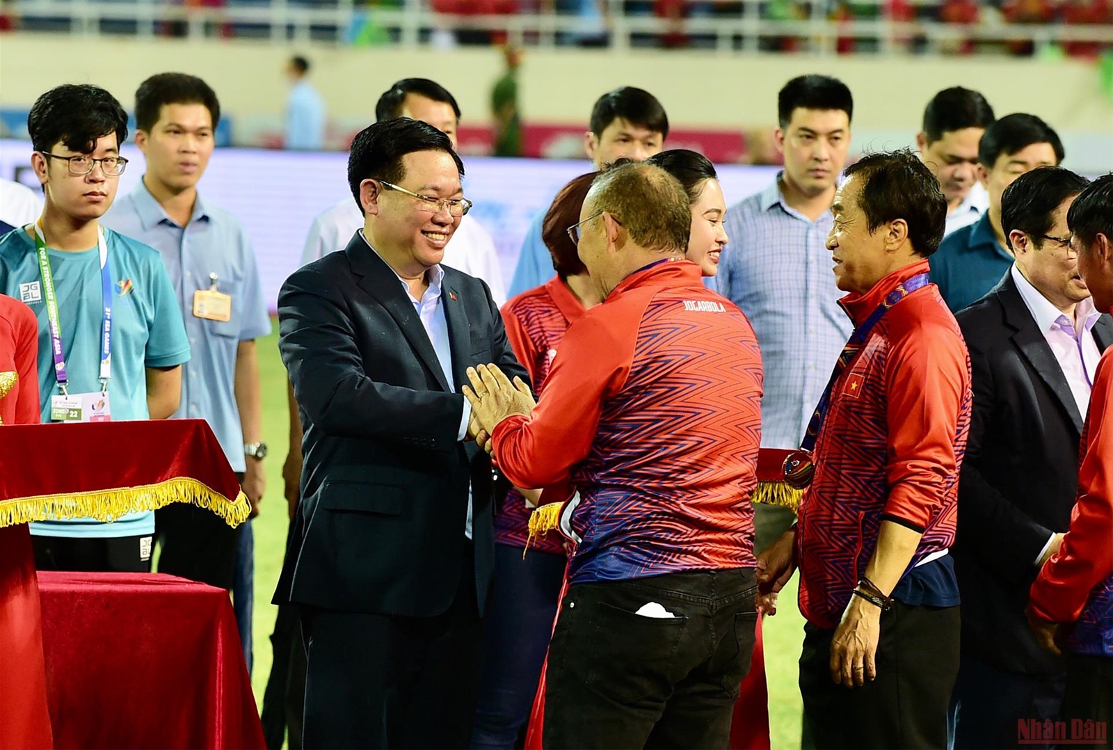 Khoảnh khắc tuyệt vời tại lễ trao Huy chương Vàng bóng đá nam SEA Games 31