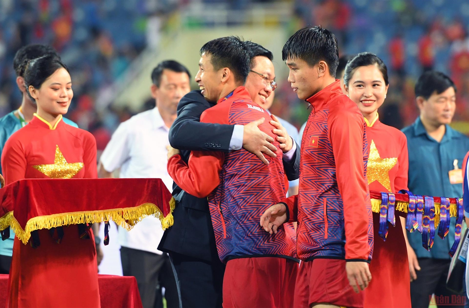 Khoảnh khắc tuyệt vời tại lễ trao Huy chương Vàng bóng đá nam SEA Games 31