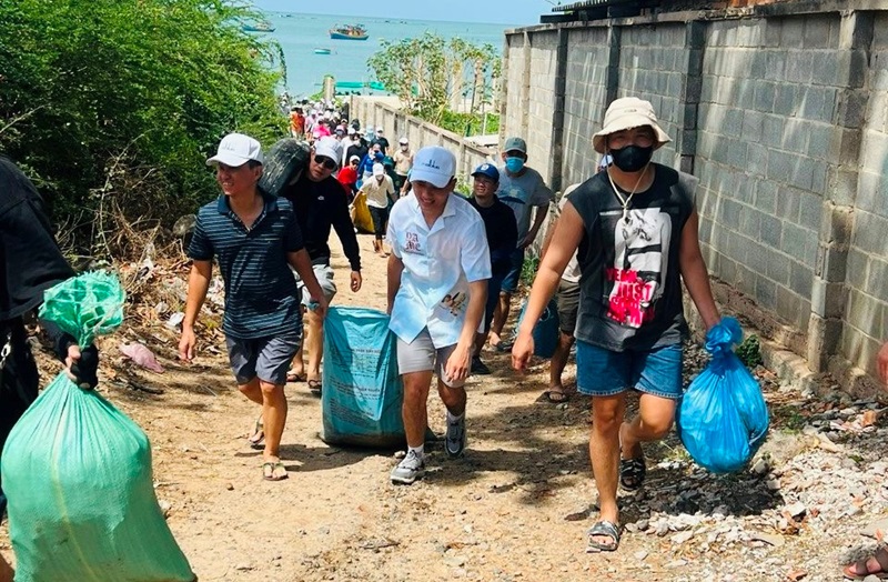 Phan Thiết: Khẩn trương thu gom, xử lý dầu vón cục trôi vào bờ biển tại Mũi Né