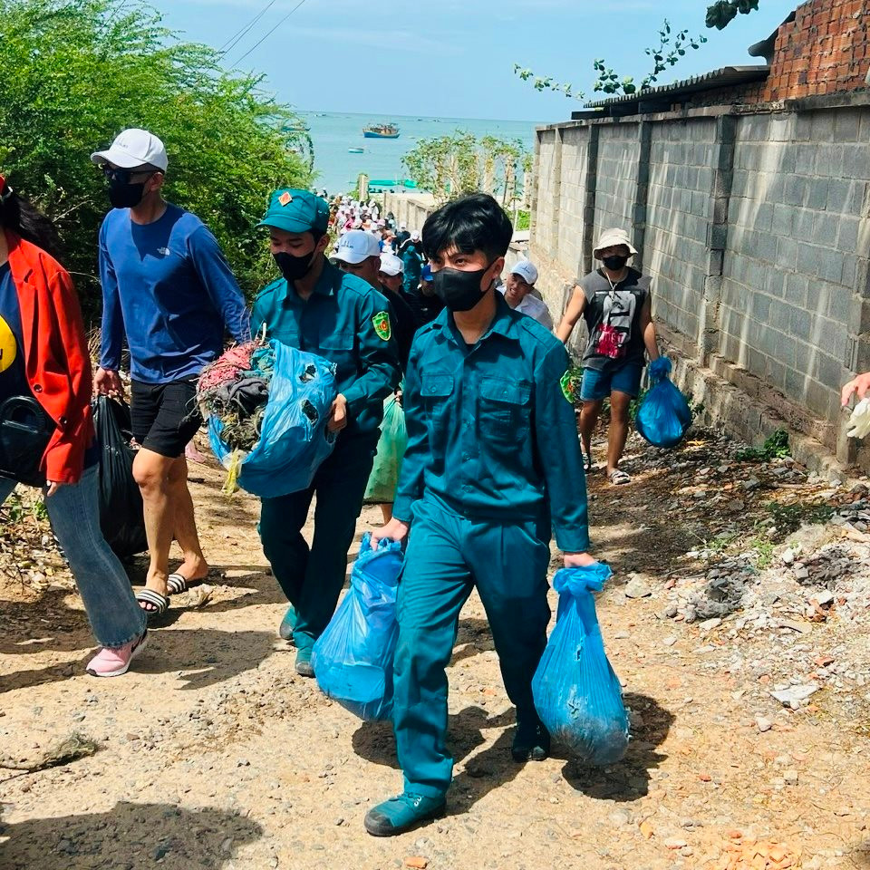 Phan Thiết: Khẩn trương thu gom, xử lý dầu vón cục trôi vào bờ biển tại Mũi Né