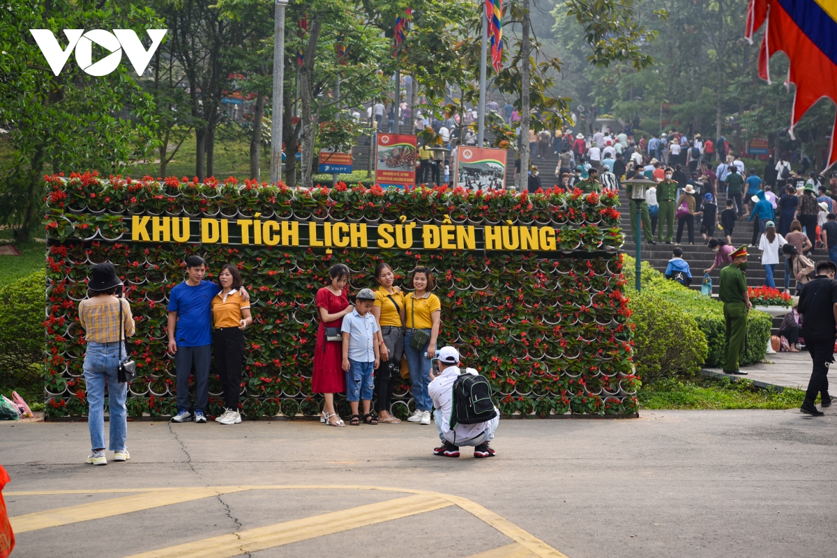 Hàng vạn người thăm Đền Hùng trong ngày nắng đẹp