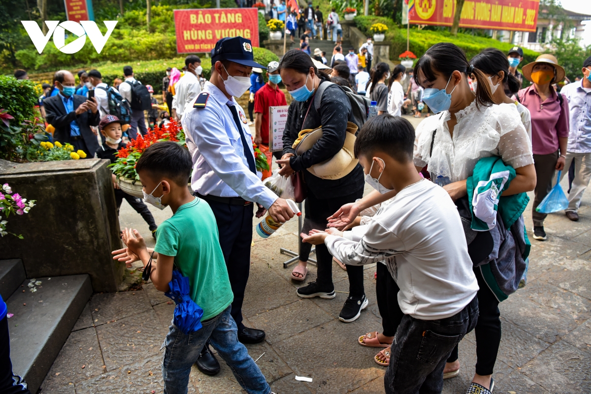 Hàng vạn người thăm Đền Hùng trong ngày nắng đẹp