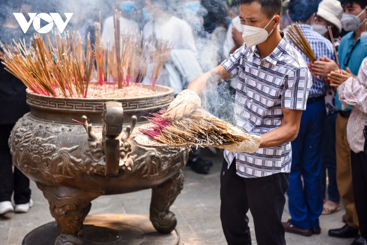 Hàng vạn người thăm Đền Hùng trong ngày nắng đẹp