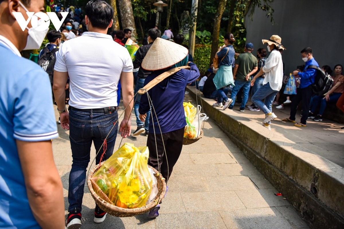 Hàng vạn người thăm Đền Hùng trong ngày nắng đẹp