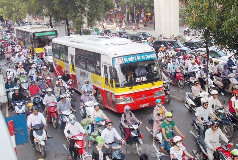 Hà Nội cấm xe máy cũ, ô tô, xe buýt chạy dầu trong vùng phát thải thấp