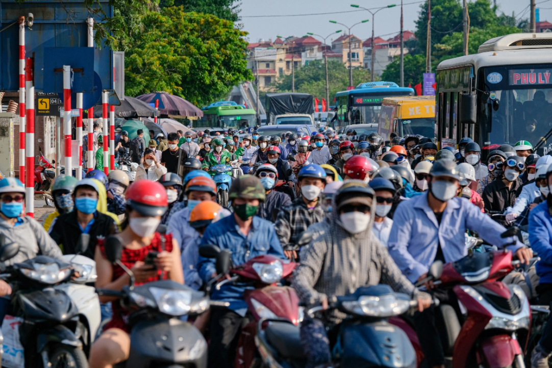 Người dân ùn ùn quay trở lại Hà Nội dù chưa kết thúc kỳ nghỉ lễ vì nỗi sợ tắc đường, giao thông khu vực cửa ngõ ùn ứ