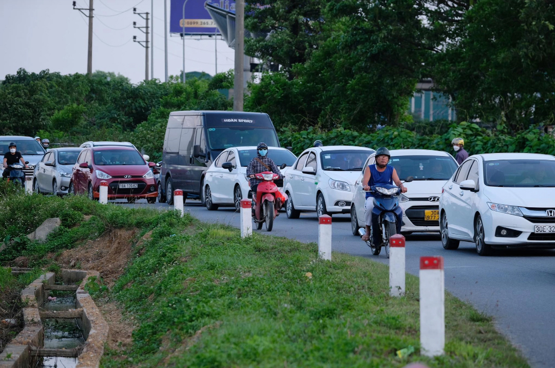 Người dân ùn ùn quay trở lại Hà Nội dù chưa kết thúc kỳ nghỉ lễ vì nỗi sợ tắc đường, giao thông khu vực cửa ngõ ùn ứ