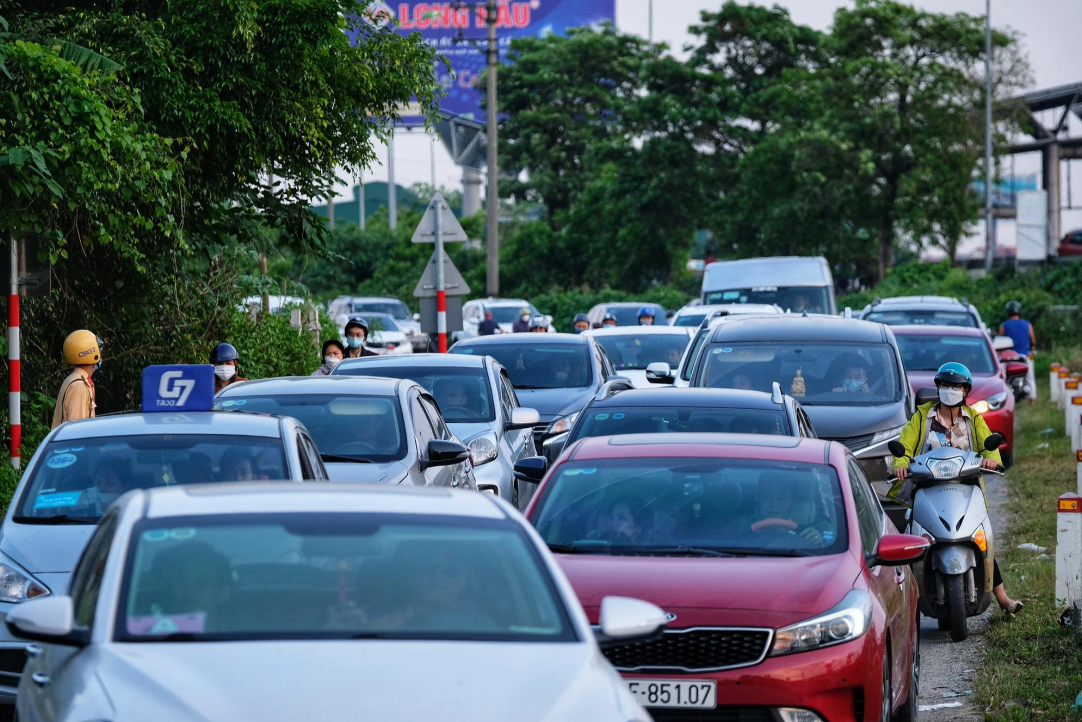 Người dân ùn ùn quay trở lại Hà Nội dù chưa kết thúc kỳ nghỉ lễ vì nỗi sợ tắc đường, giao thông khu vực cửa ngõ ùn ứ