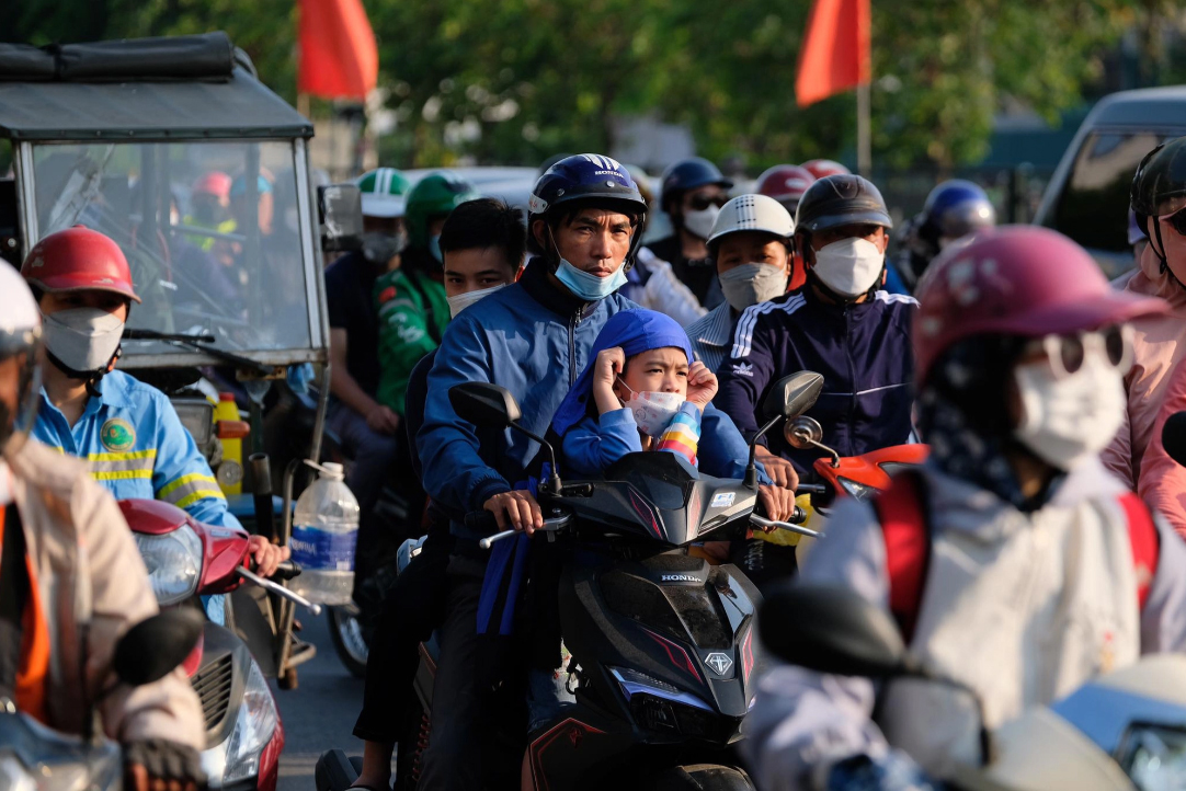 Người dân ùn ùn quay trở lại Hà Nội dù chưa kết thúc kỳ nghỉ lễ vì nỗi sợ tắc đường, giao thông khu vực cửa ngõ ùn ứ