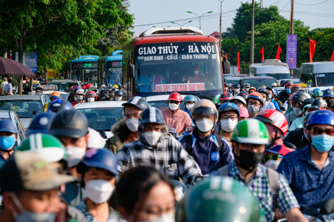 Người dân ùn ùn quay trở lại Hà Nội dù chưa kết thúc kỳ nghỉ lễ vì nỗi sợ tắc đường, giao thông khu vực cửa ngõ ùn ứ