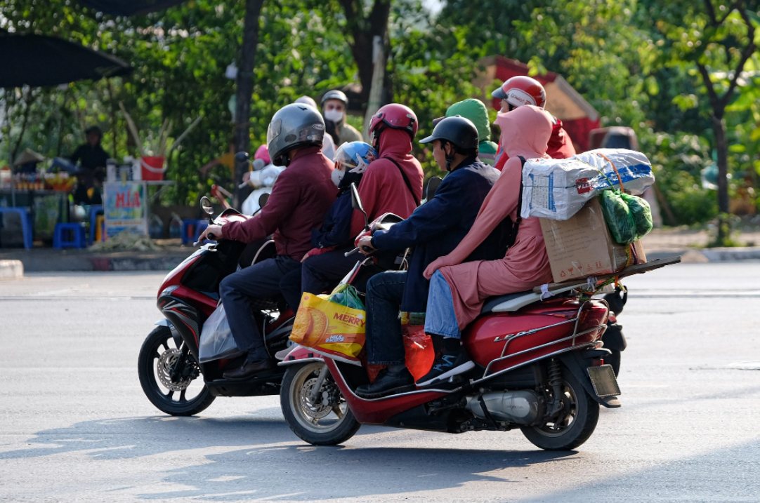 Người dân ùn ùn quay trở lại Hà Nội dù chưa kết thúc kỳ nghỉ lễ vì nỗi sợ tắc đường, giao thông khu vực cửa ngõ ùn ứ