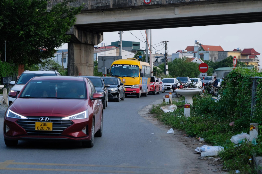 Người dân ùn ùn quay trở lại Hà Nội dù chưa kết thúc kỳ nghỉ lễ vì nỗi sợ tắc đường, giao thông khu vực cửa ngõ ùn ứ