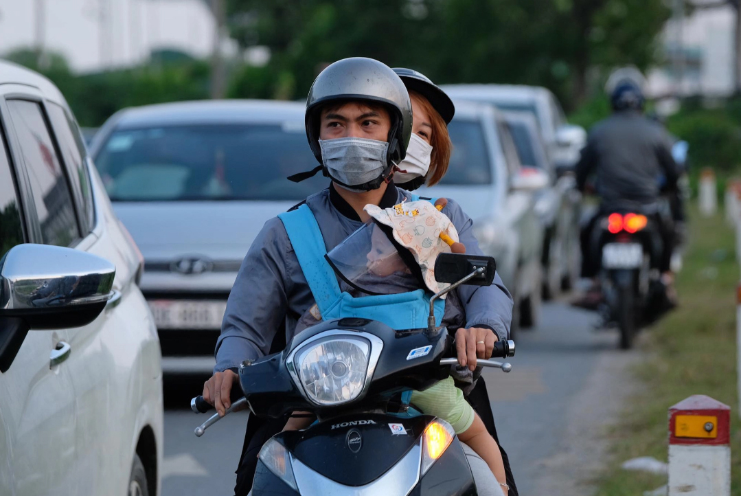 Người dân ùn ùn quay trở lại Hà Nội dù chưa kết thúc kỳ nghỉ lễ vì nỗi sợ tắc đường, giao thông khu vực cửa ngõ ùn ứ