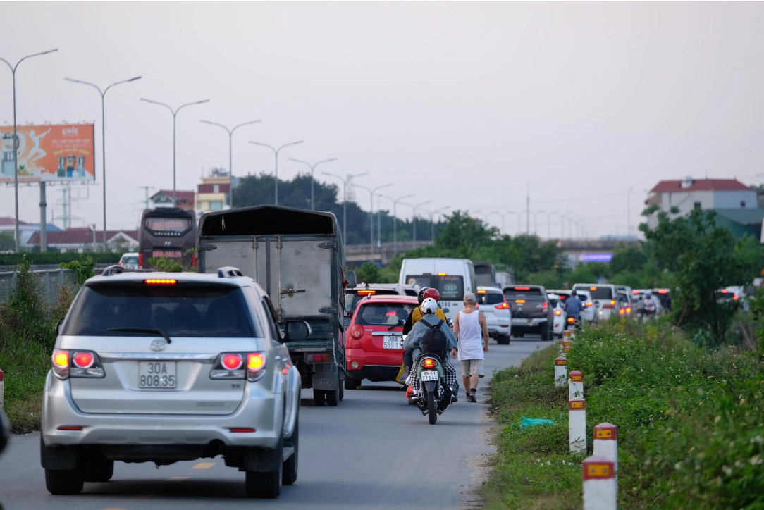 Người dân ùn ùn quay trở lại Hà Nội dù chưa kết thúc kỳ nghỉ lễ vì nỗi sợ tắc đường, giao thông khu vực cửa ngõ ùn ứ