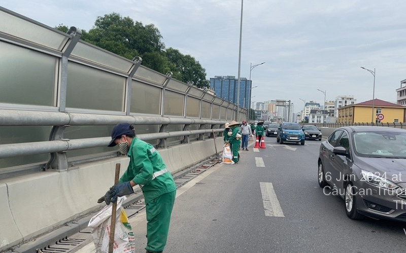 Hà Nội: Ra quân dọn vệ sinh, thoát nước trên đường Vành đai 2