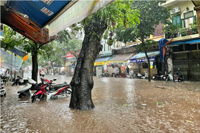 Hà Nội: Phố cổ ngập sâu, cây đổ đè taxi, ô tô 