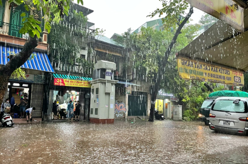 Hà Nội: Phố cổ ngập sâu, cây đổ đè taxi, ô tô 