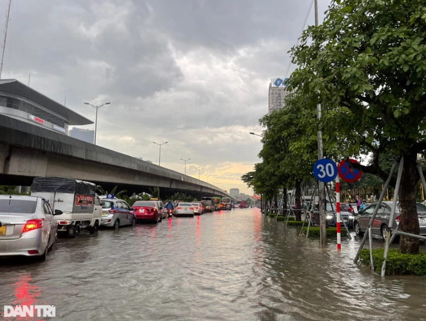 Hà Nội: Phố cổ ngập sâu, cây đổ đè taxi, ô tô 