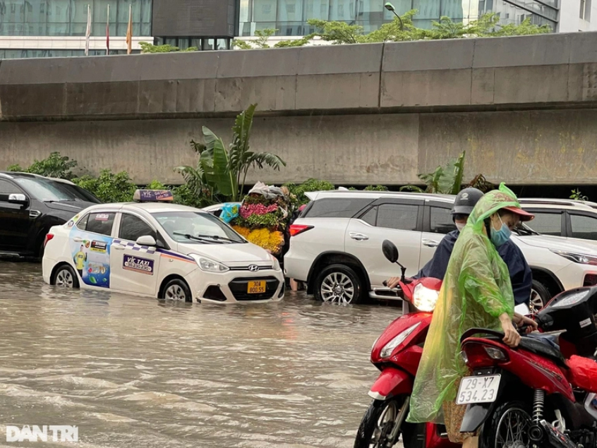 Hà Nội: Phố cổ ngập sâu, cây đổ đè taxi, ô tô 