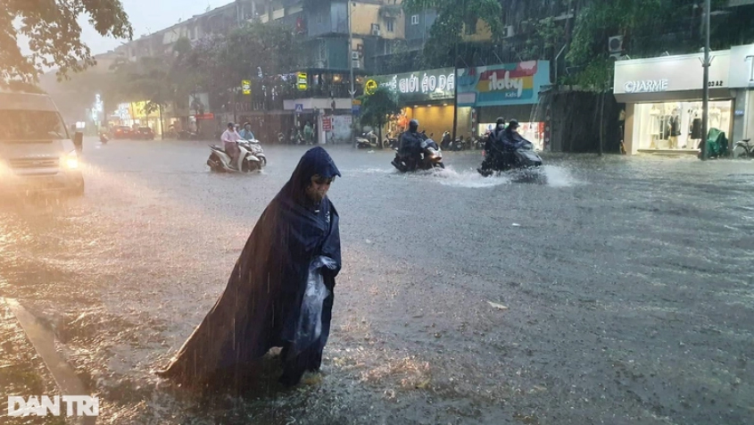 Hà Nội: Phố cổ ngập sâu, cây đổ đè taxi, ô tô 