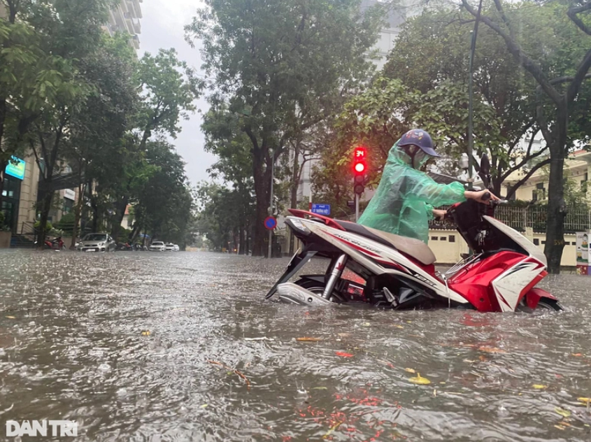 Hà Nội: Phố cổ ngập sâu, cây đổ đè taxi, ô tô 