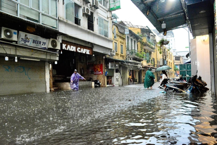 Hà Nội: Phố cổ ngập sâu, cây đổ đè taxi, ô tô 